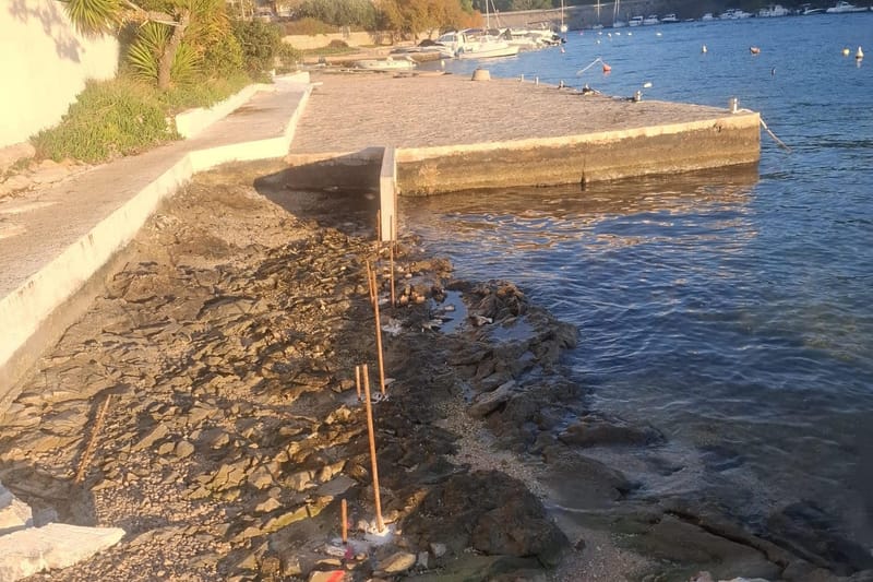 Mještani Žaborića prijavljuju devastaciju pod krinkom sanacije. Grad Šibenik odgovara: "Održavamo pomorsko dobro, a sve smo eventualne prijepore s građanima riješili"