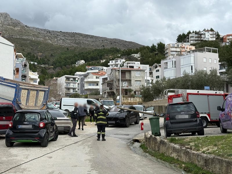 Drveni stup pao na automobil u Podstrani i razbio mu staklo