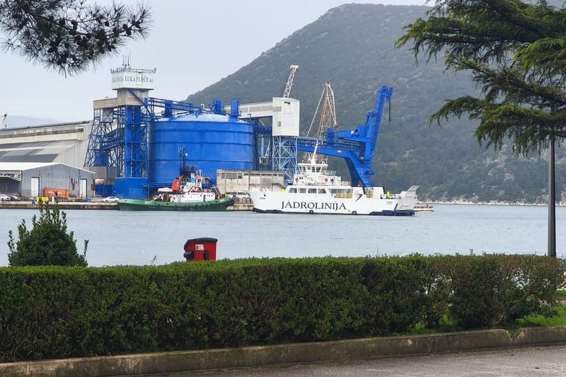 ČEKA SE POTVRDA Je li Jadrolinijinom trajektu otkazao pogon u Luci Ploče? Građani tvrde: "Prilikom zaustavljanja udario je u dva tegljača?!"