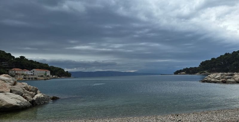 Subota uglavnom bez oborine i razmjerno hladna, bura slabi