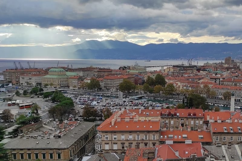 Iznadprosječno topao četvrtak uz češću kišu i grmljavinu na sjevernom, a oblačno i suho na južnom Jadranu