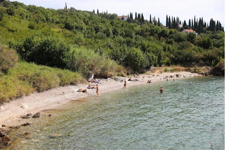 POMORSKO DOBRO Građani ustali protiv projekta marine i hotela na Cavtatu: "Zaustavimo devastaciju, žele betonirati prirodnu šljunčanu plažu i postaviti 'benzinsku' u zaštićeno područje!"