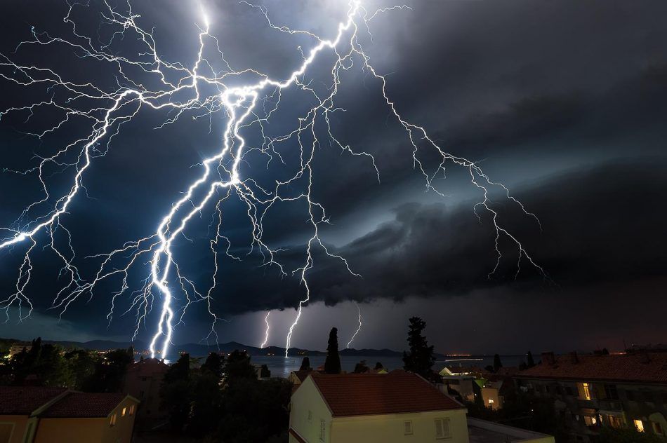 IZDANO UPOZORENJE: Moguće jače grmljavinsko nevrijeme – Budite na oprezu!