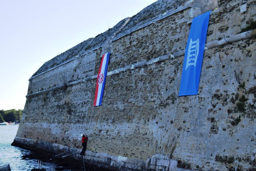 UNESCO-va zastava na tvrđavi Svetog Nikole