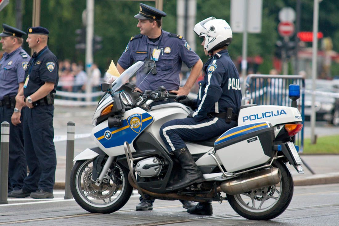 ZADAR Francuz i Hrvat u vozilu talijanskih registracija pokušali pregaziti policajce