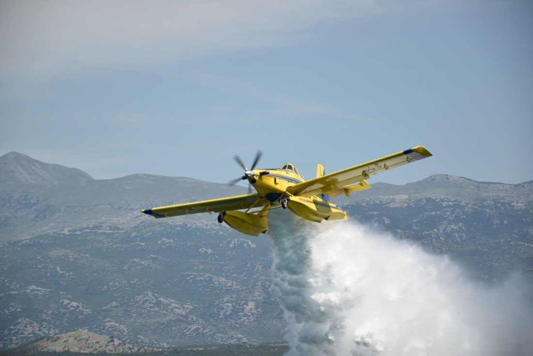 Airtractor gasi požar na Kozjaku