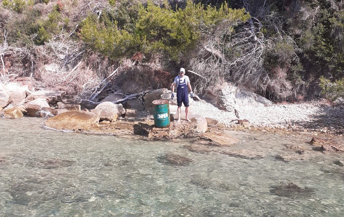 SVE ISCURILO U MORE Uklonjena bačva s opasnim tvarima koju je netko bacio na stijene u Splitu