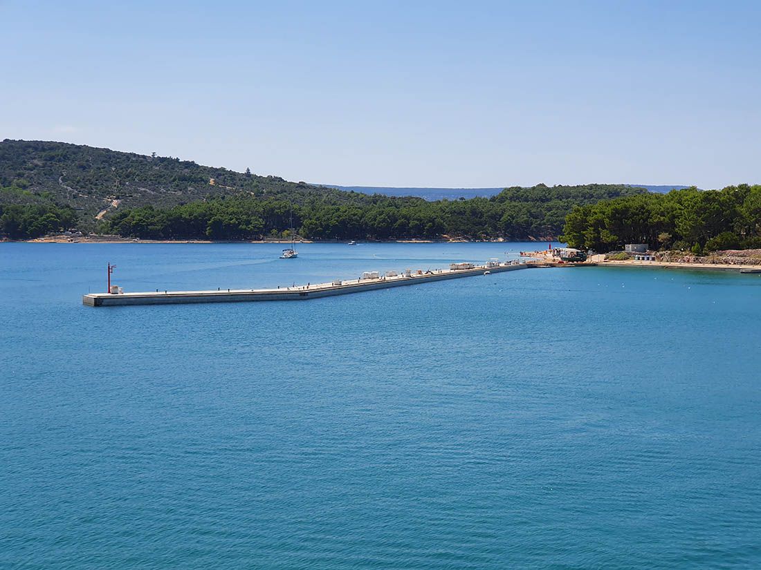 Radovi na dogradnji zapadnog dijela luke Cres nastavljaju se nakon turističke sezone