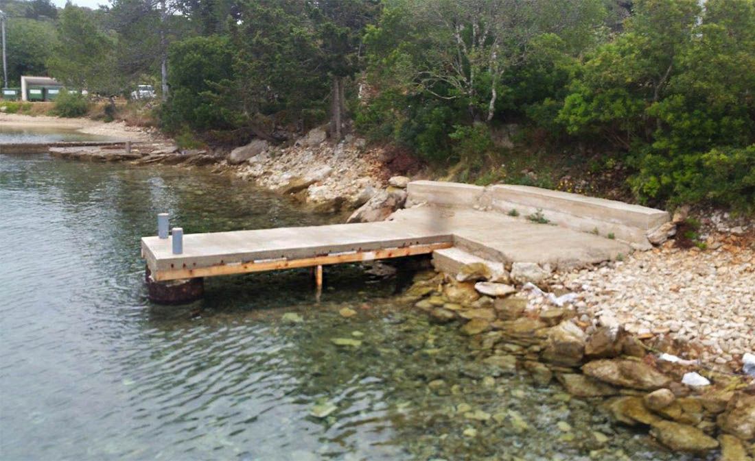 Netko nepoznat izbetonirao mul u Nečujmu na Šolti i montirao ga na bačve