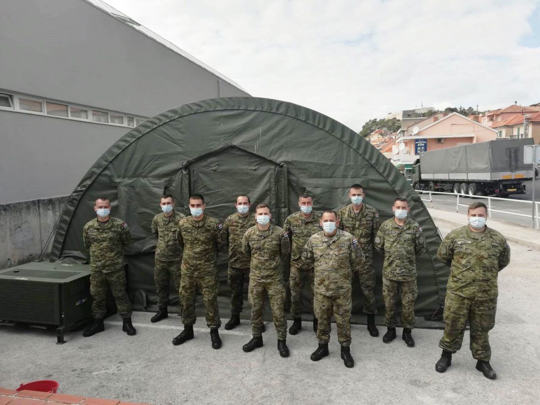 Hrvatska vojska postavila šator Alaska ispred Opće bolnice u Šibeniku