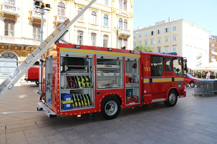 Riječki vatrogasci sa sedam vatrogasnih vozila krenuli u Petrinju spašavati ljude i sanirati posljedice potresa