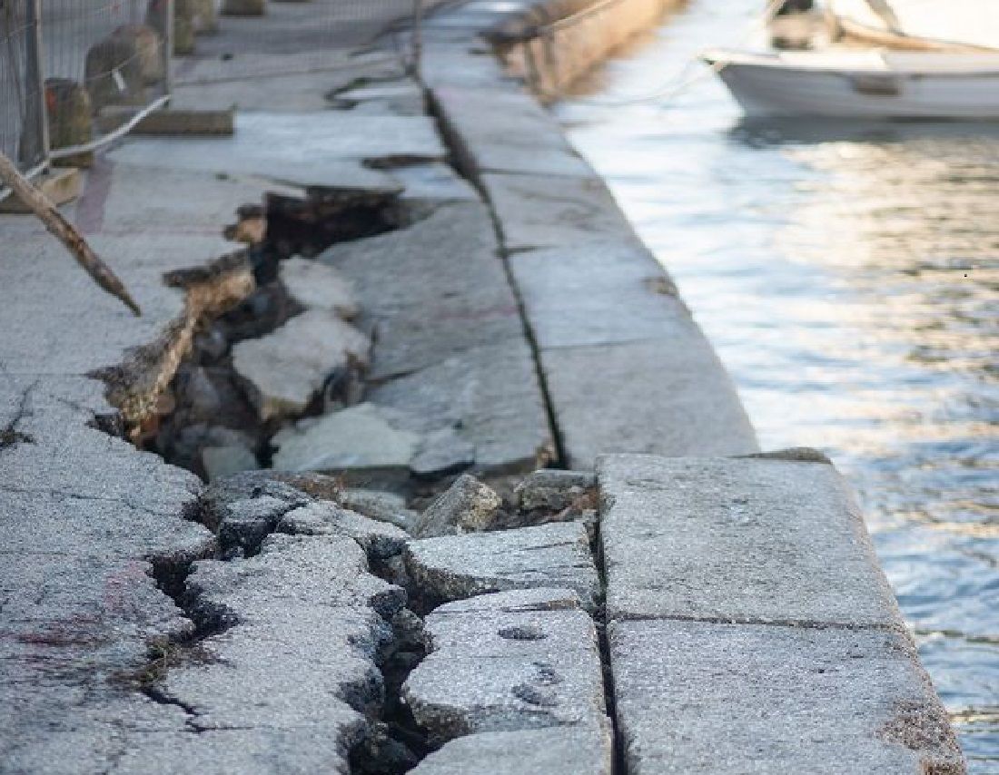 Obala u zadarskoj Foši samo što ne potone – Obnova će pričekati kraj sezone