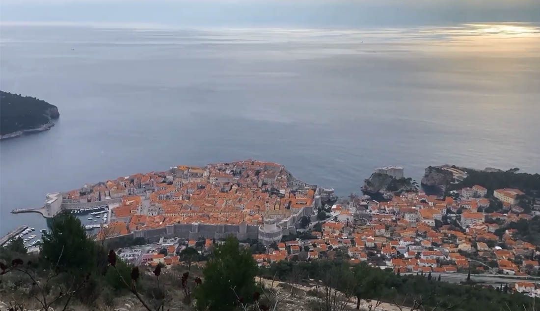Snijeg leprša i na srednjodalmatinskim otocima, a počeo padati i u Dubrovniku