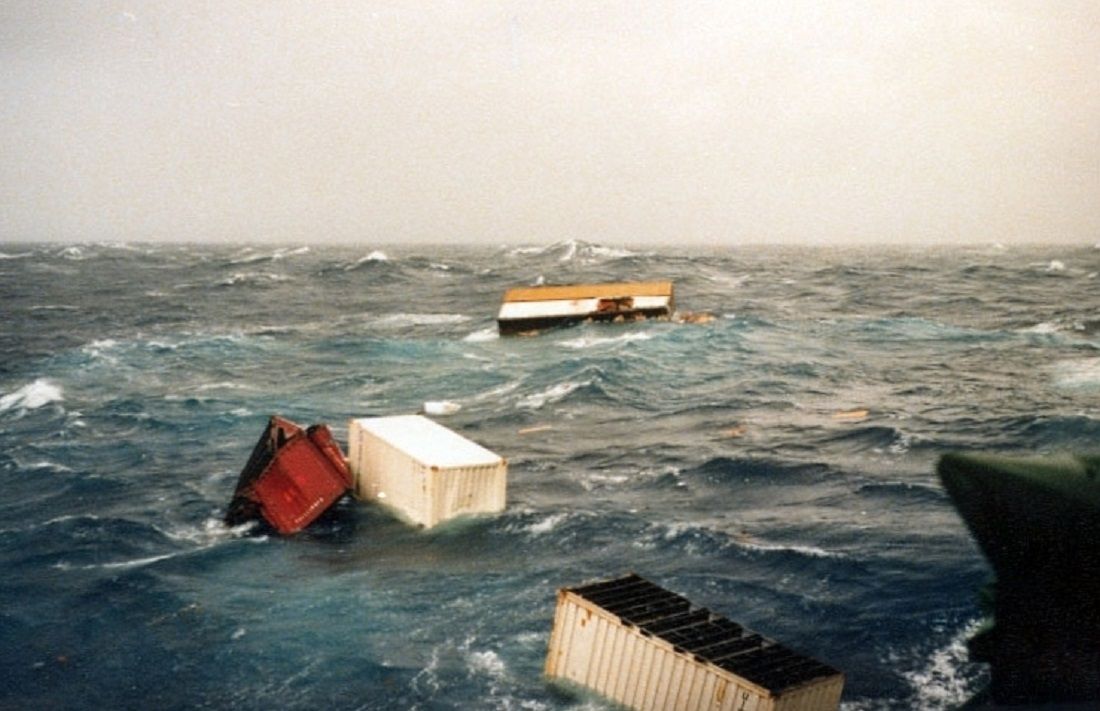 Maerskov brod opet izgubio kontejnere, u more ih je ispalo 260!