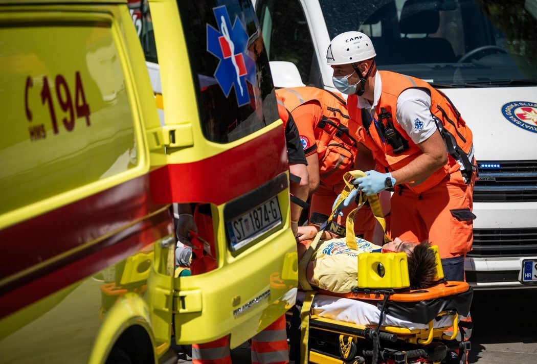 Vozač sanitetskog vozila udario u zid nadvožnjaka i smrtno stradao 82-godišnjak