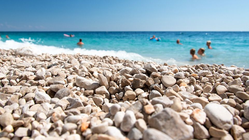 Kako zaštititi plaže od bahatih nasilnika diljem obale? KUPAJTE SE NA NJIMA!