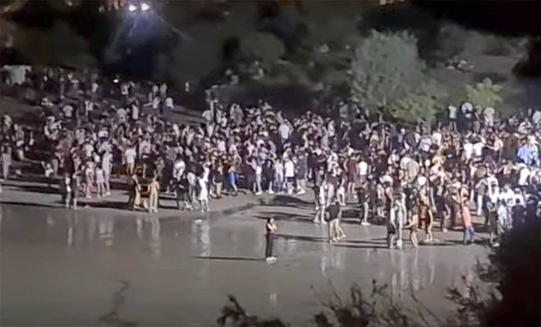 Na restrikcije Stožera i pojačanog nadzora, mladi u Splitu se masovno okupljaju na plažama