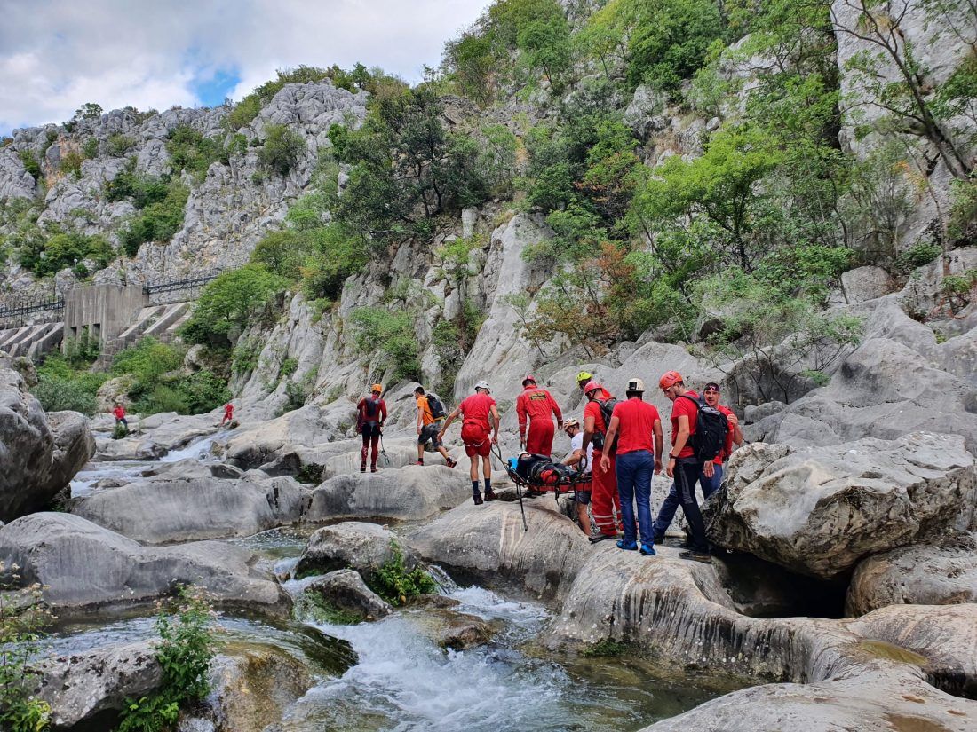 Žena ozlijeđena u kanjonu Cetine, spašavalo je 16 HGSS-ovaca