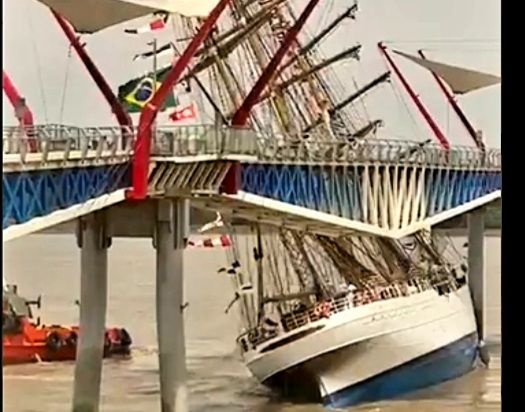 VIDEO Jedrenjak brazilske mornarice zabio se u most, umalo stradala posada tegljača