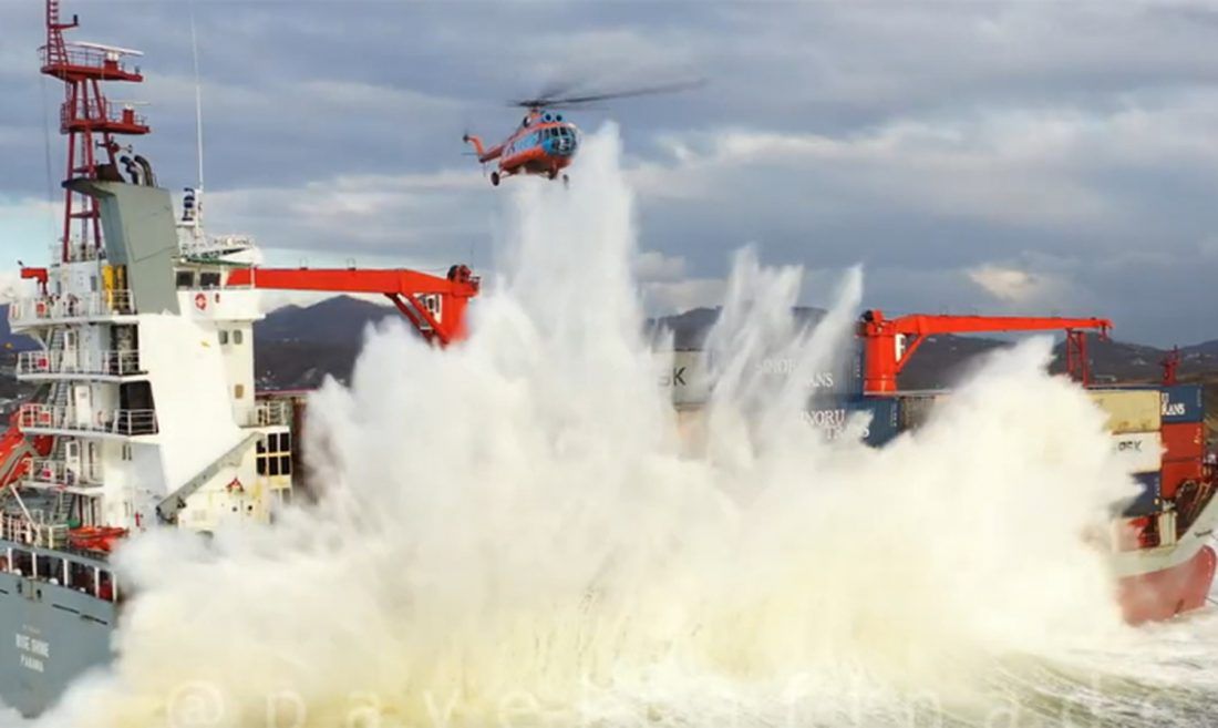 VIDEO Kontejnerski brod se nasukao na obalu Japanskog mora – Posadu spašavali helikopterima