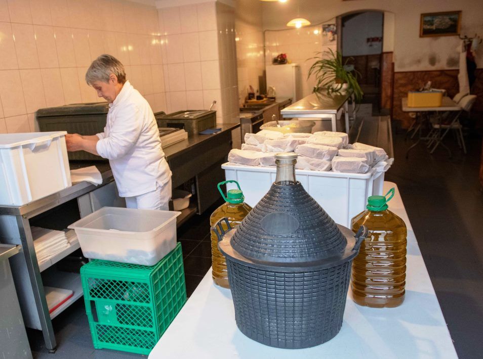 Maslinovo ulje sa stabala na javnim površinama u Puli donirano Pučkoj kuhinji