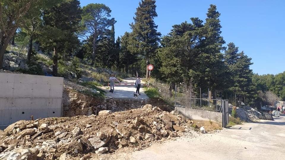 Poznati makarski poduzetnik prekinuo javni put i ugrozio protupožarnu zaštitu