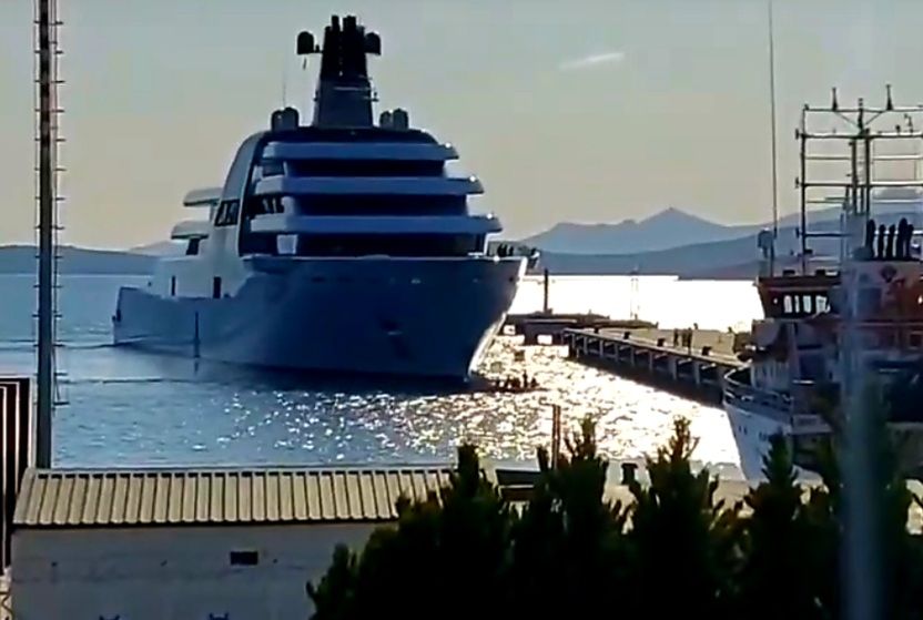 VIDEO Prosvjednici pokušali spriječiti uplovljavanje Abramovičeve jahte u tursku luku Bodrum