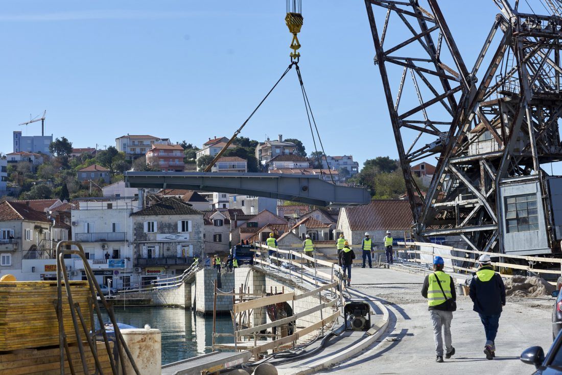 Središnji raspon starog čiovskog mosta vraćen u Trogir – Slijede završni radovi