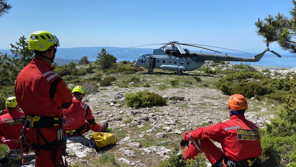 HGSS i HRZ u helikopterskim vježbama na Mosoru: “Ovo nam je najraniji početak dežurstva u povijesti spašavanja”
