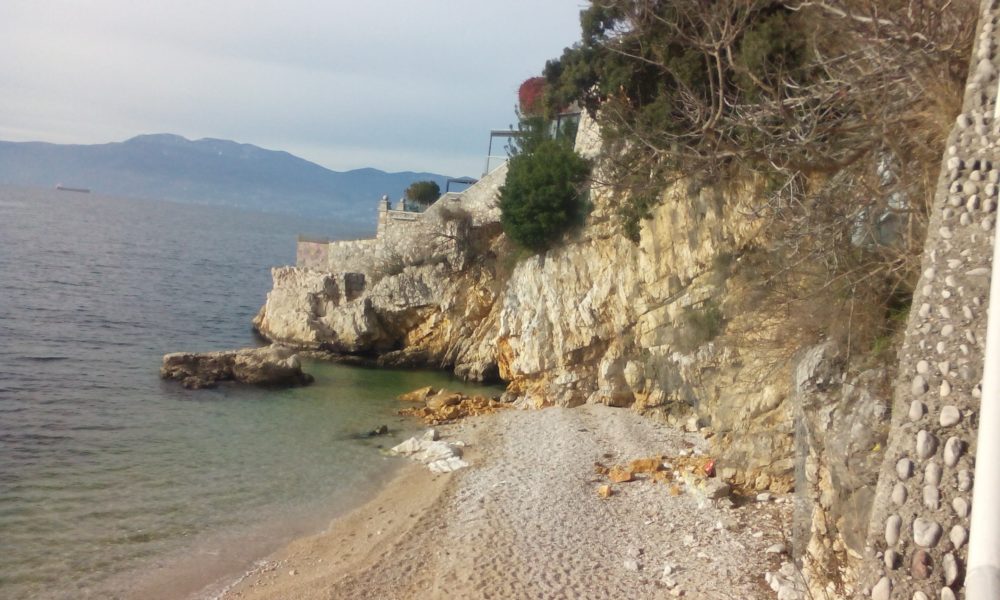 Počelo čišćenje plaža na području Pećina – U eko akciju uključene i ukrajinske izbjeglice