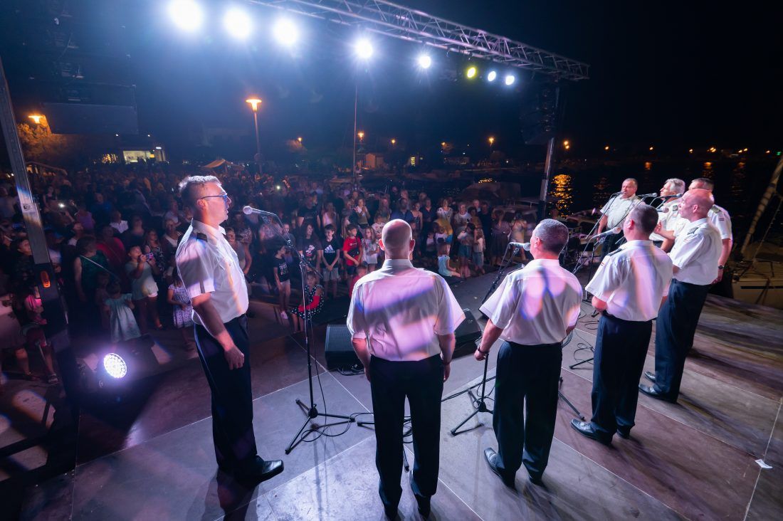 Klapa sveti Juraj HRM održala spektakularni koncert na glavnoj rivi u Vrsima