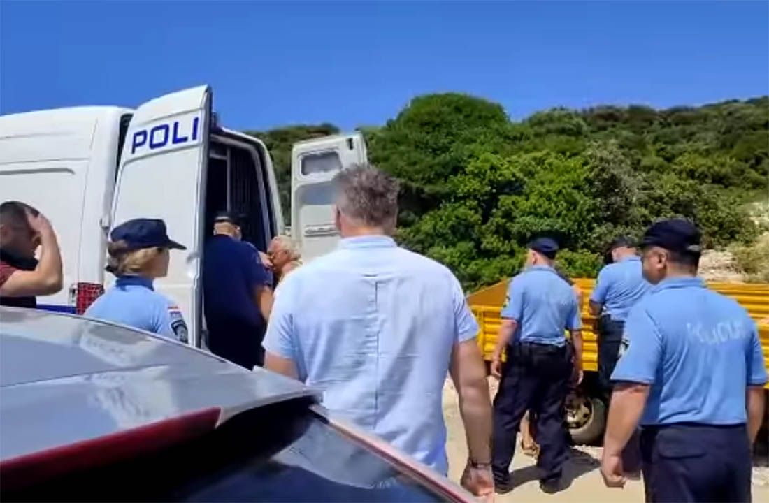 OGLASILA SE POLICIJA Privedeno 11 osoba zbog blokiranja ceste na Lošinju, a dvije osobe su ozlijeđene