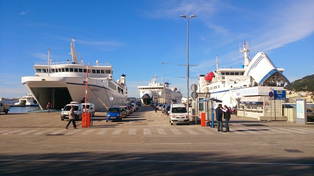Na trajektnoj liniji Split-Supetar veća gužva nego 2019. godine