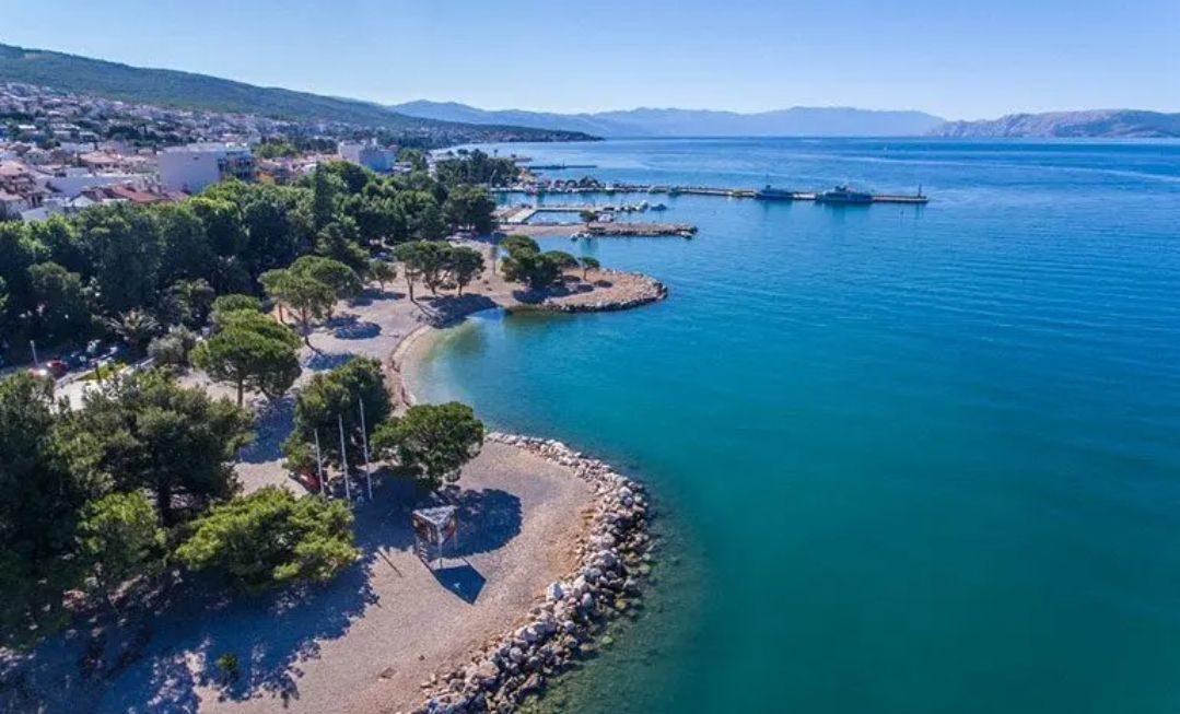 Gradonačelnik Crikvenice proziva PGŽ zbog stanja Gradske plaže: Građani trpe najveću štetu, gosti nam više neće doći