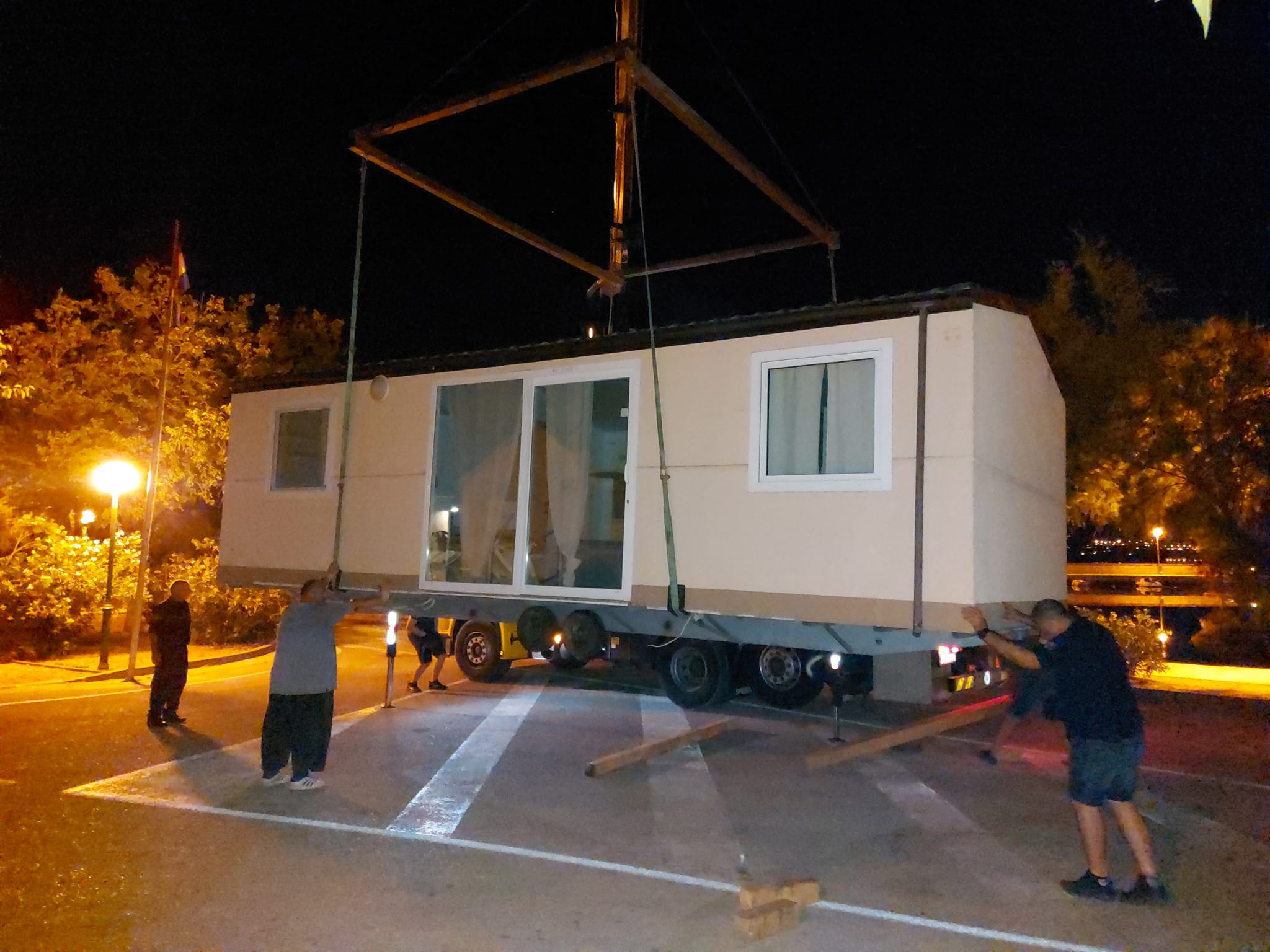 Obitelji koje su ostale bez domova u Zatonu i Raslini dobile mobilne kućice